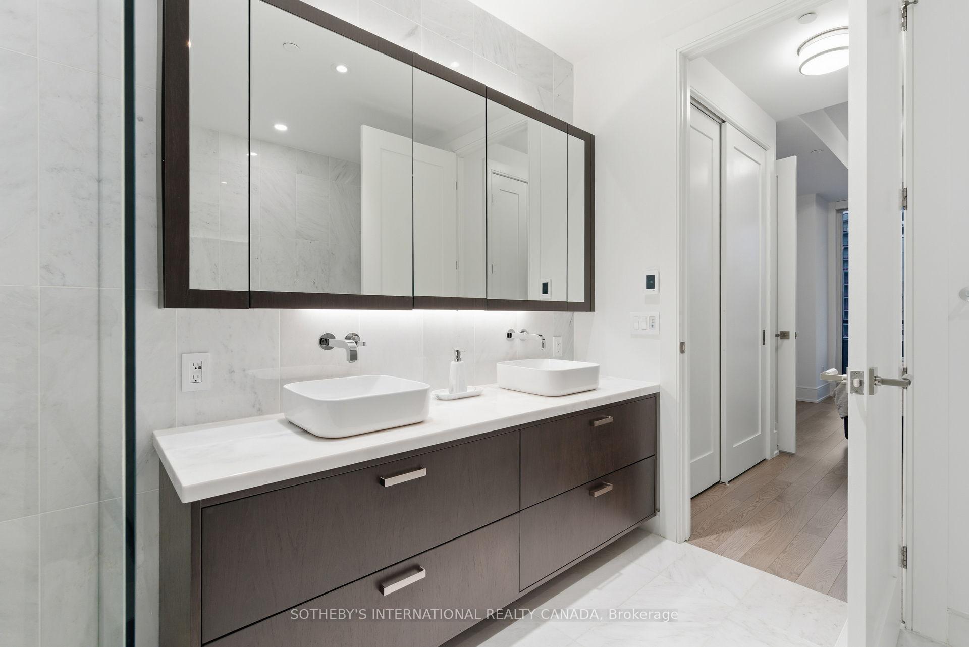 455 Wellington Street W 702