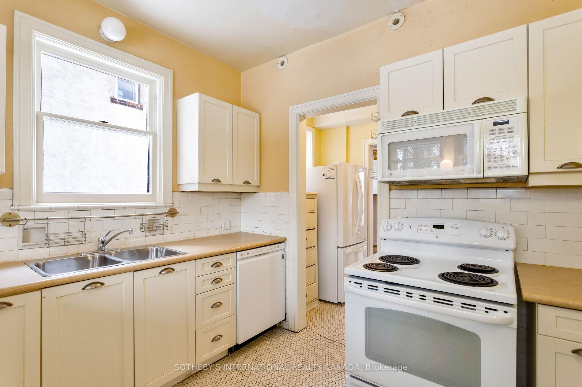 16 Rose Park Crescent