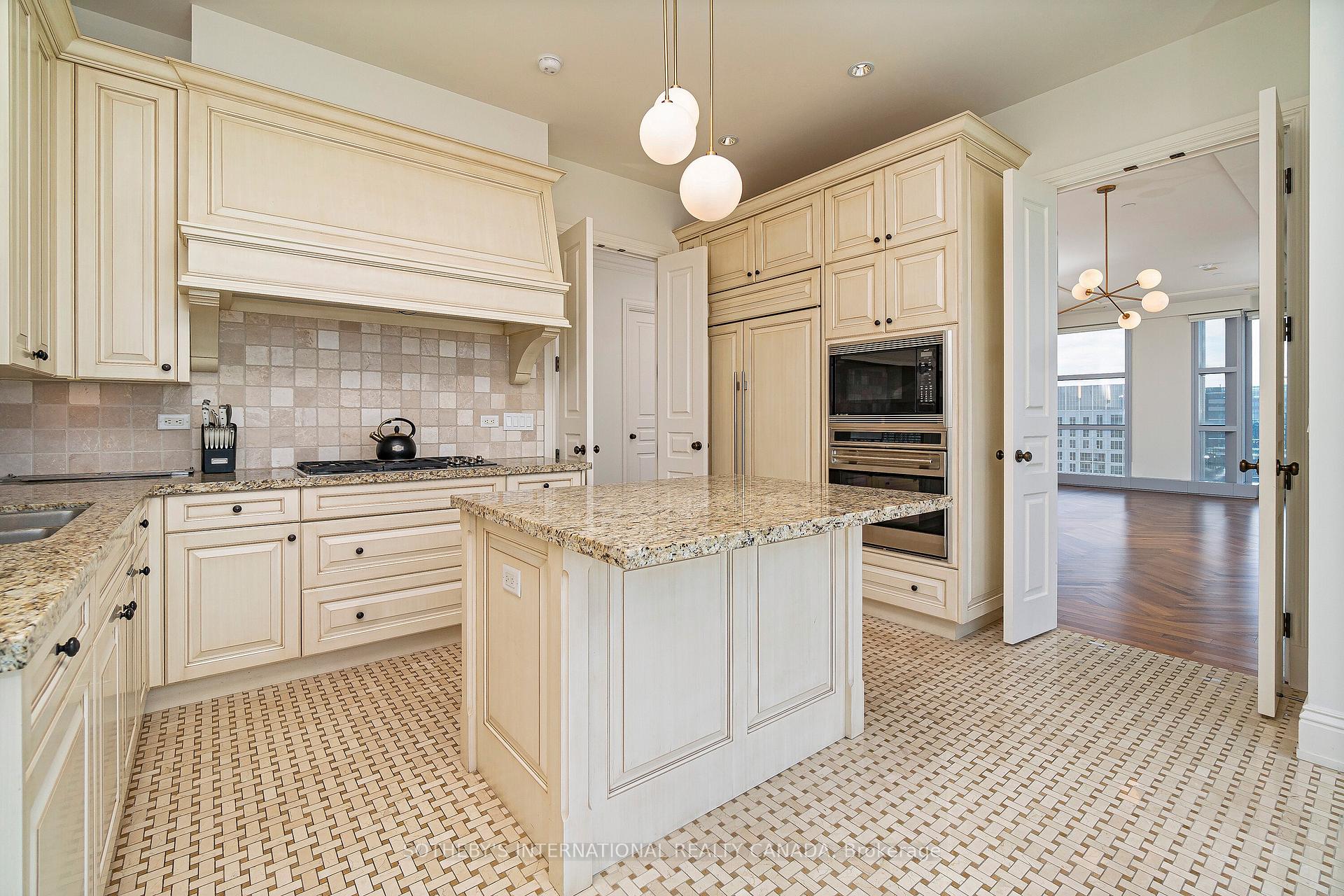 183 Wellington Street W 4201