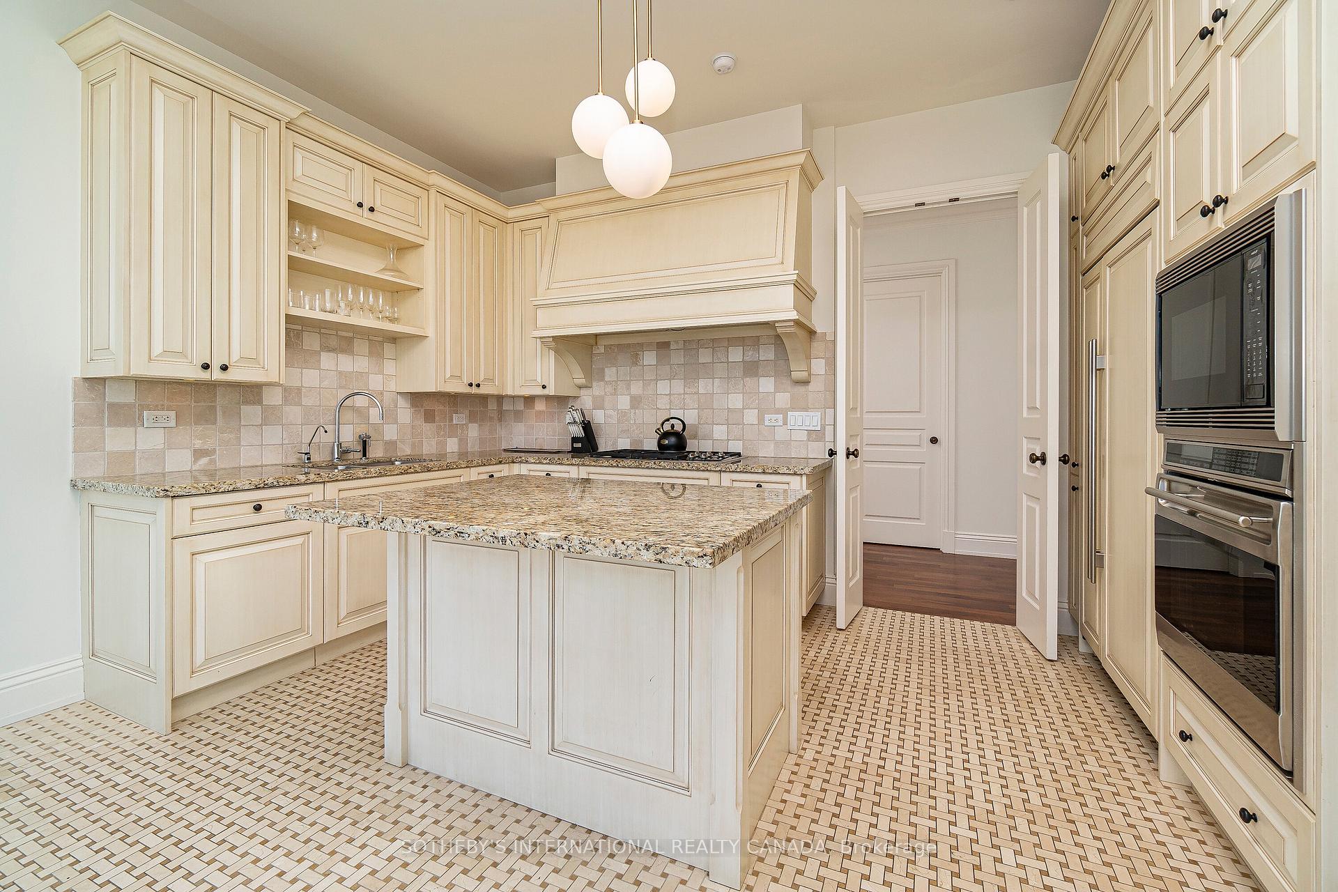 183 Wellington Street W 4201