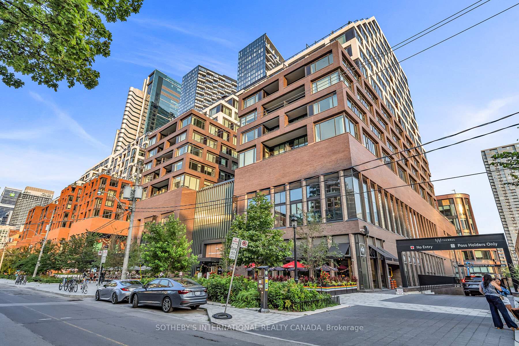 455 Wellington Street W 702