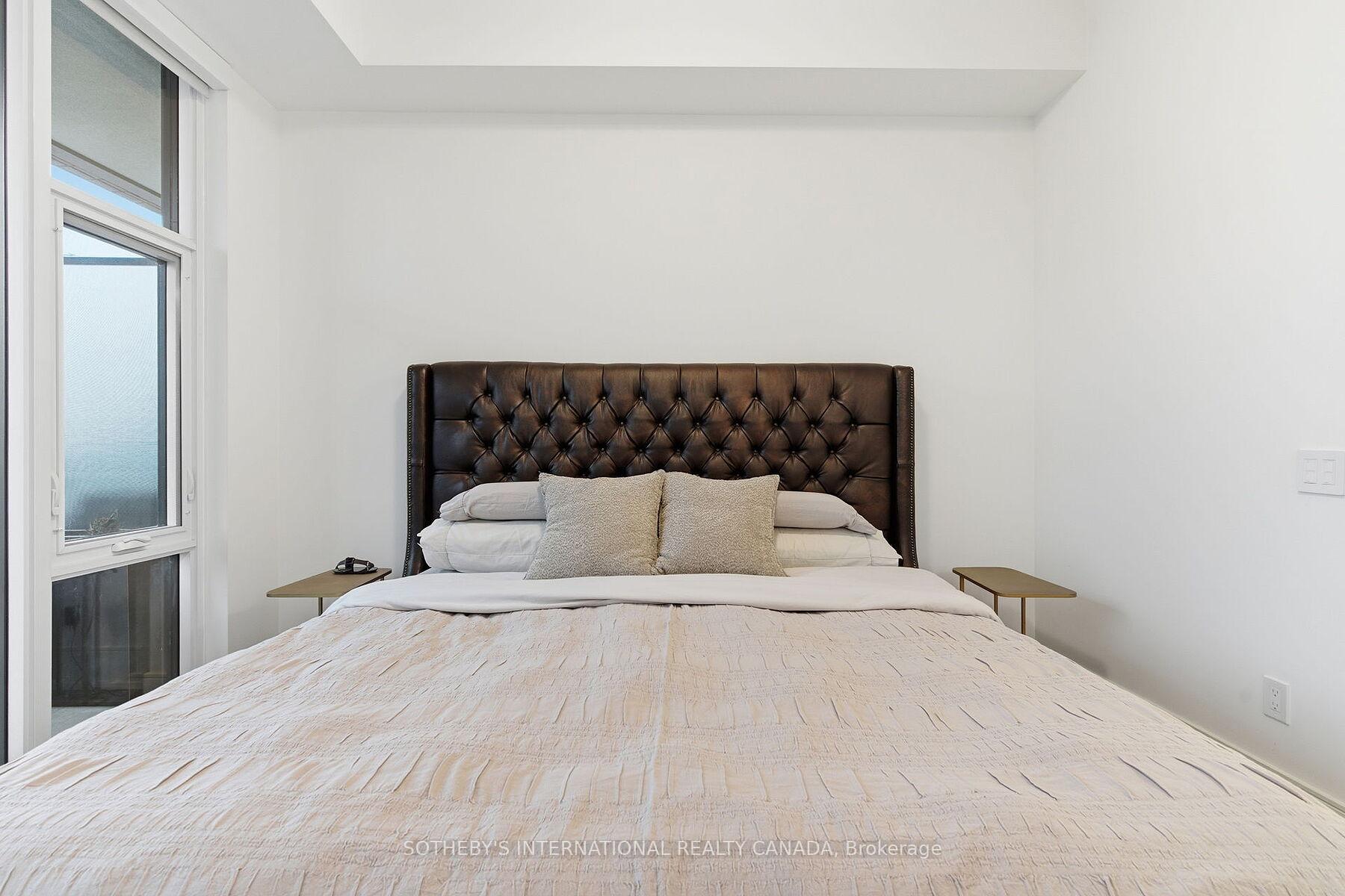 455 Wellington Street W 702