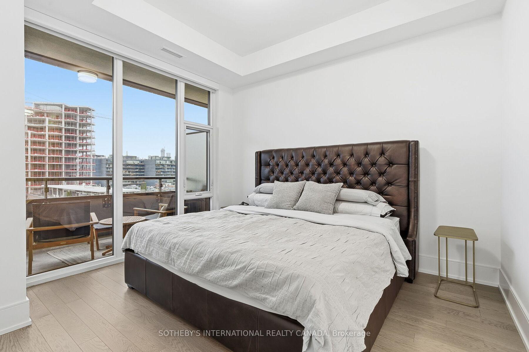 455 Wellington Street W 702