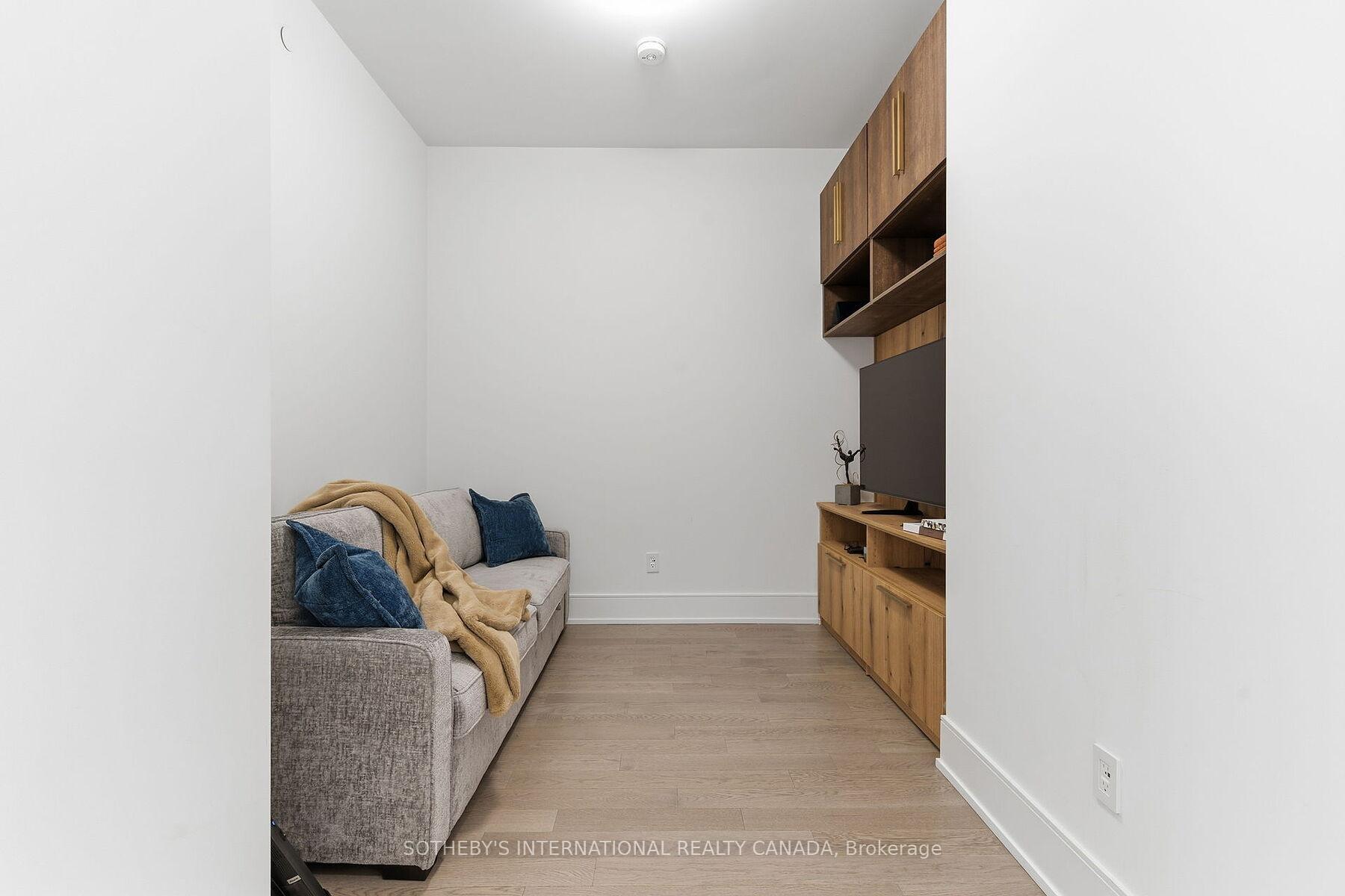 455 Wellington Street W 702