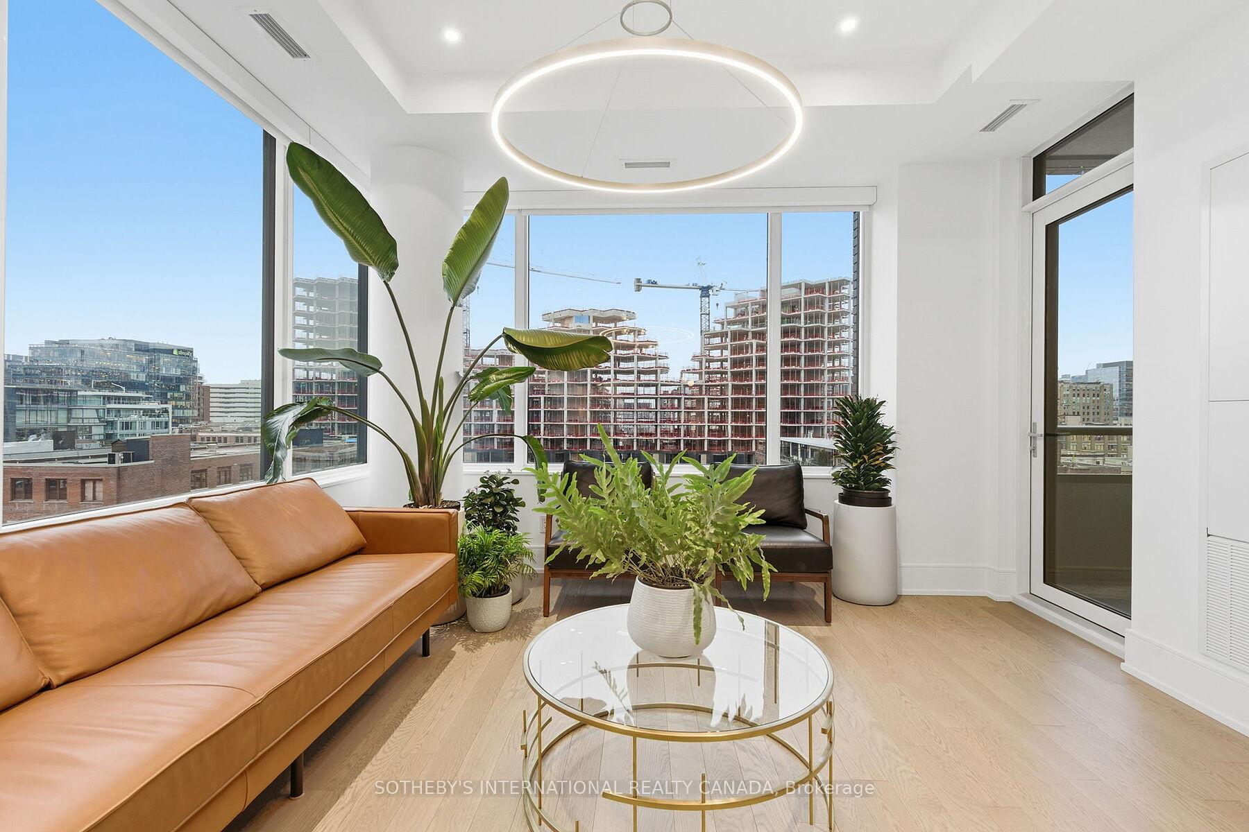 455 Wellington Street W 702