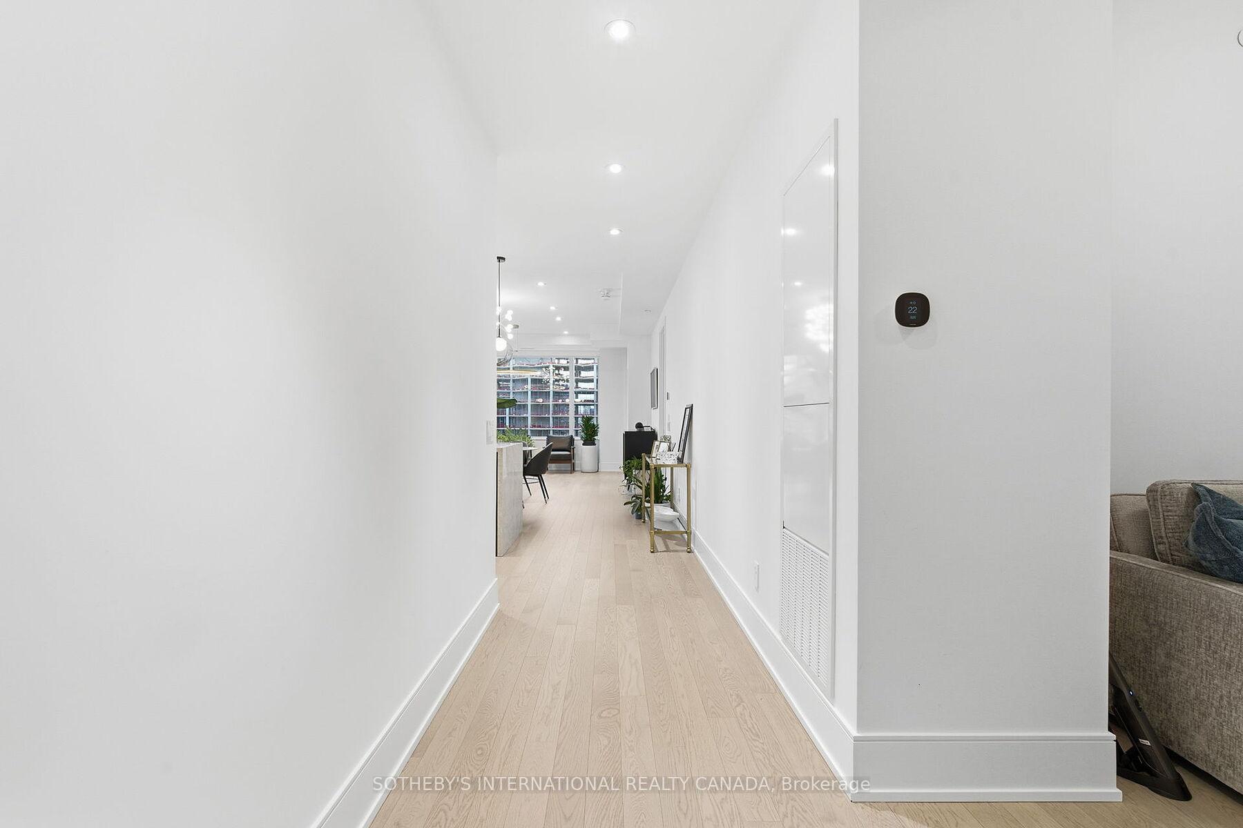 455 Wellington Street W 702