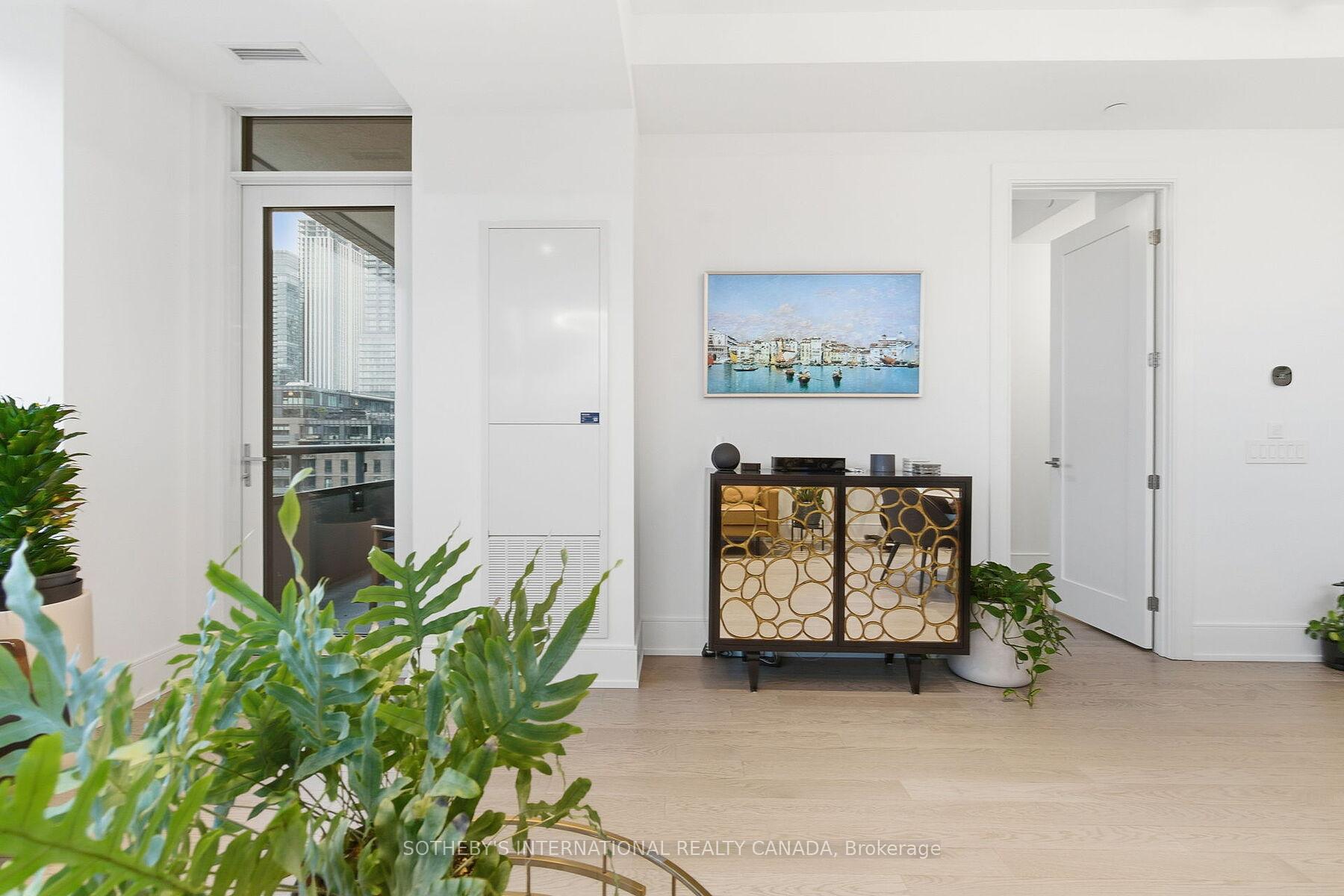 455 Wellington Street W 702