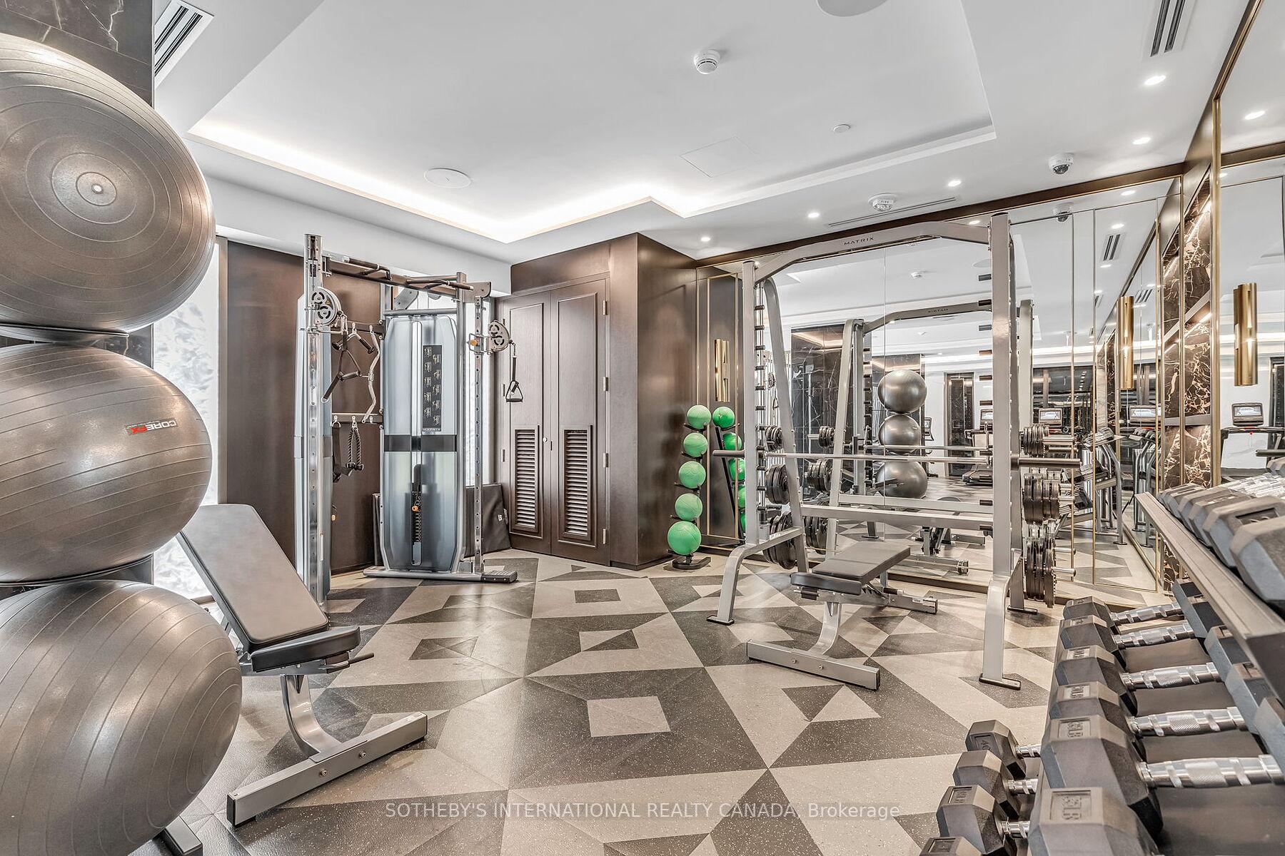 455 Wellington Street W 702