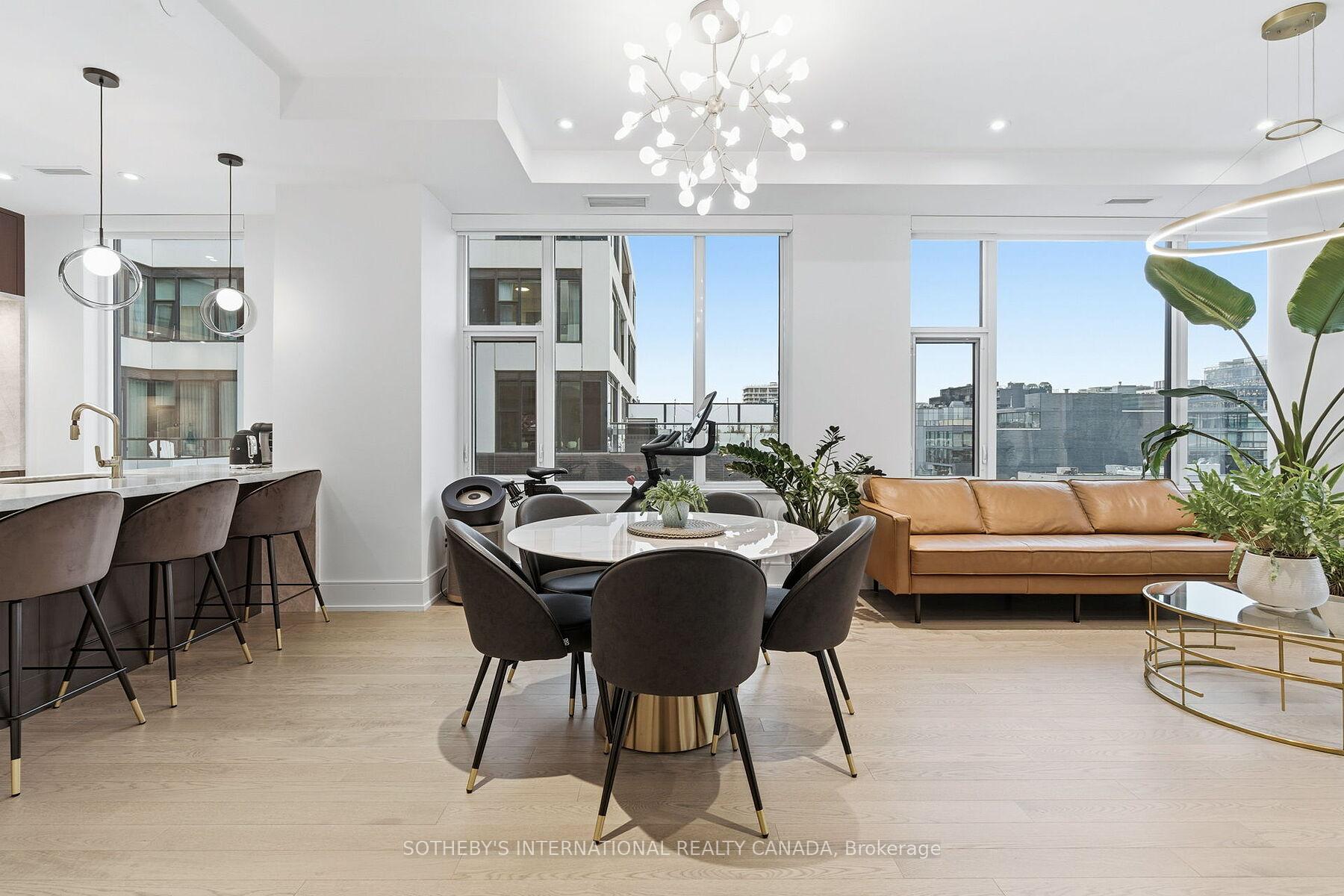 455 Wellington Street W 702