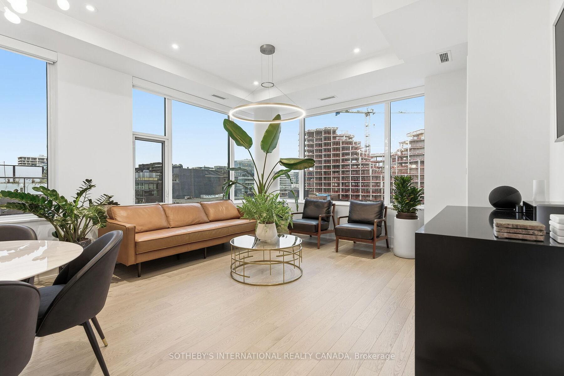 455 Wellington Street W 702