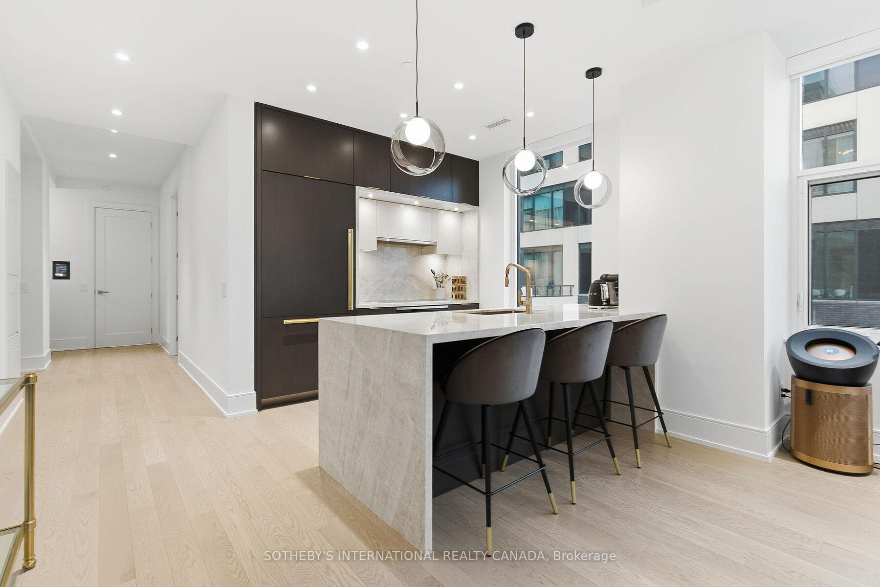 455 Wellington Street W 702