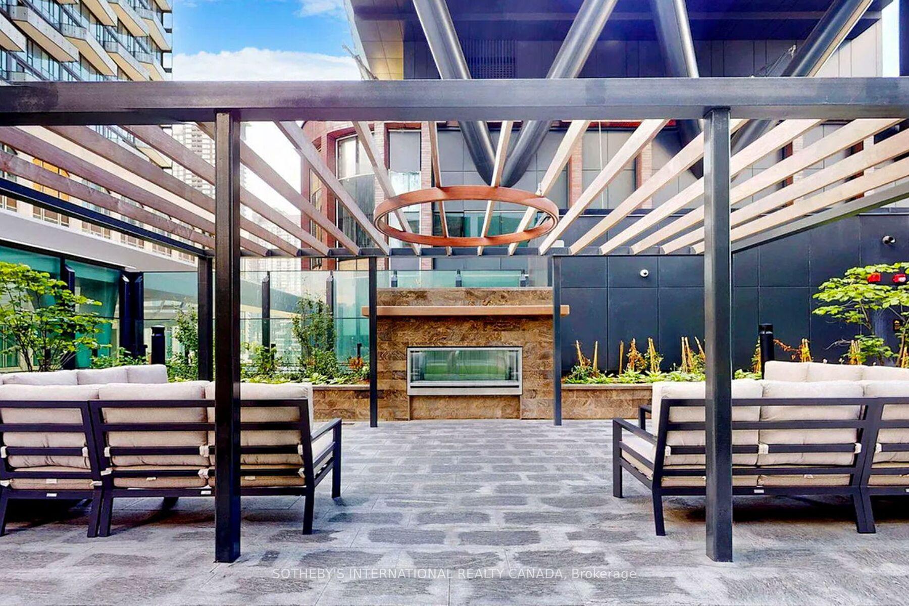 455 Wellington Street W 702