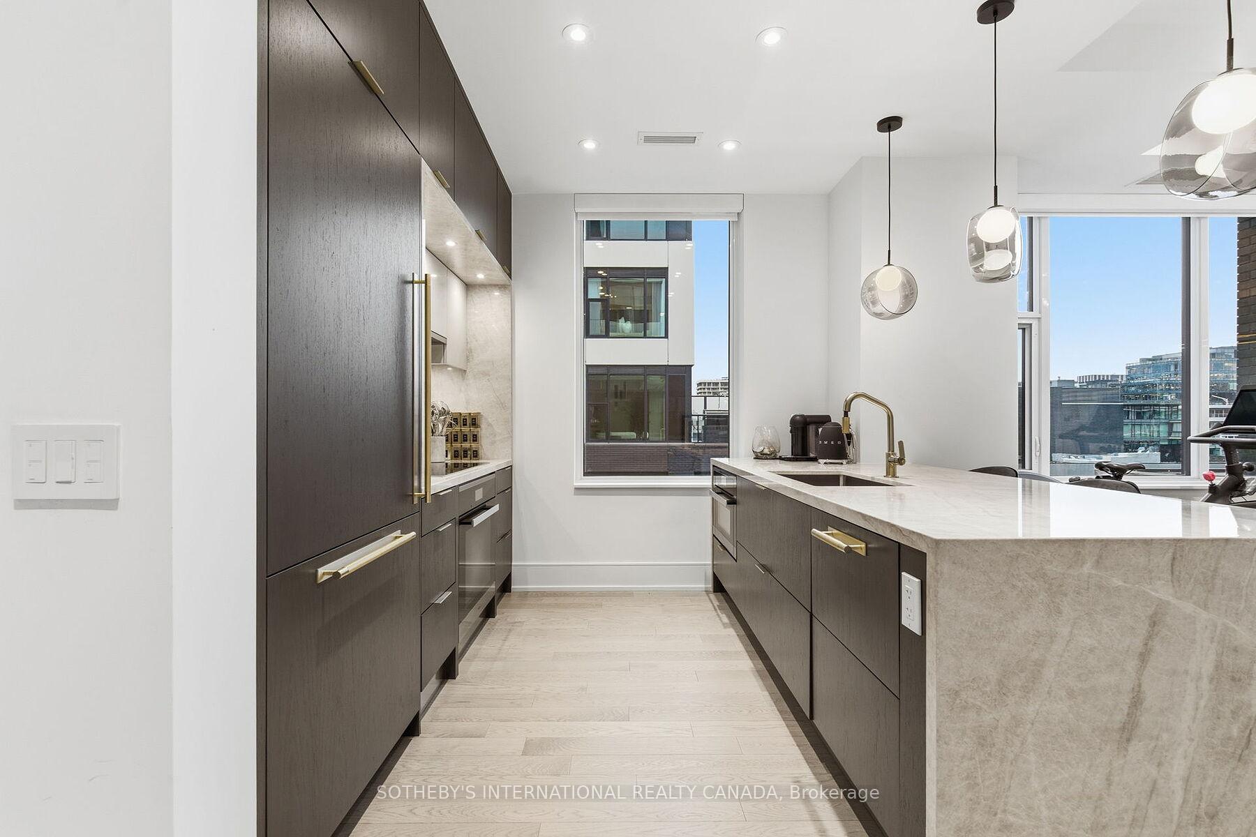 455 Wellington Street W 702