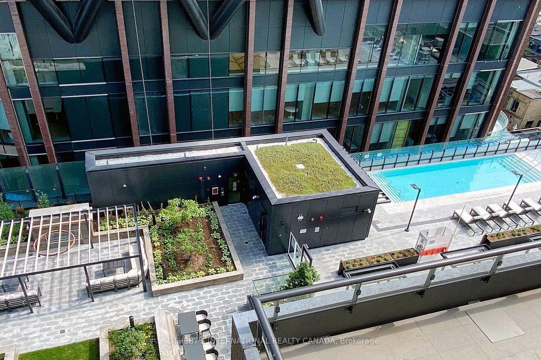 455 Wellington Street W 702