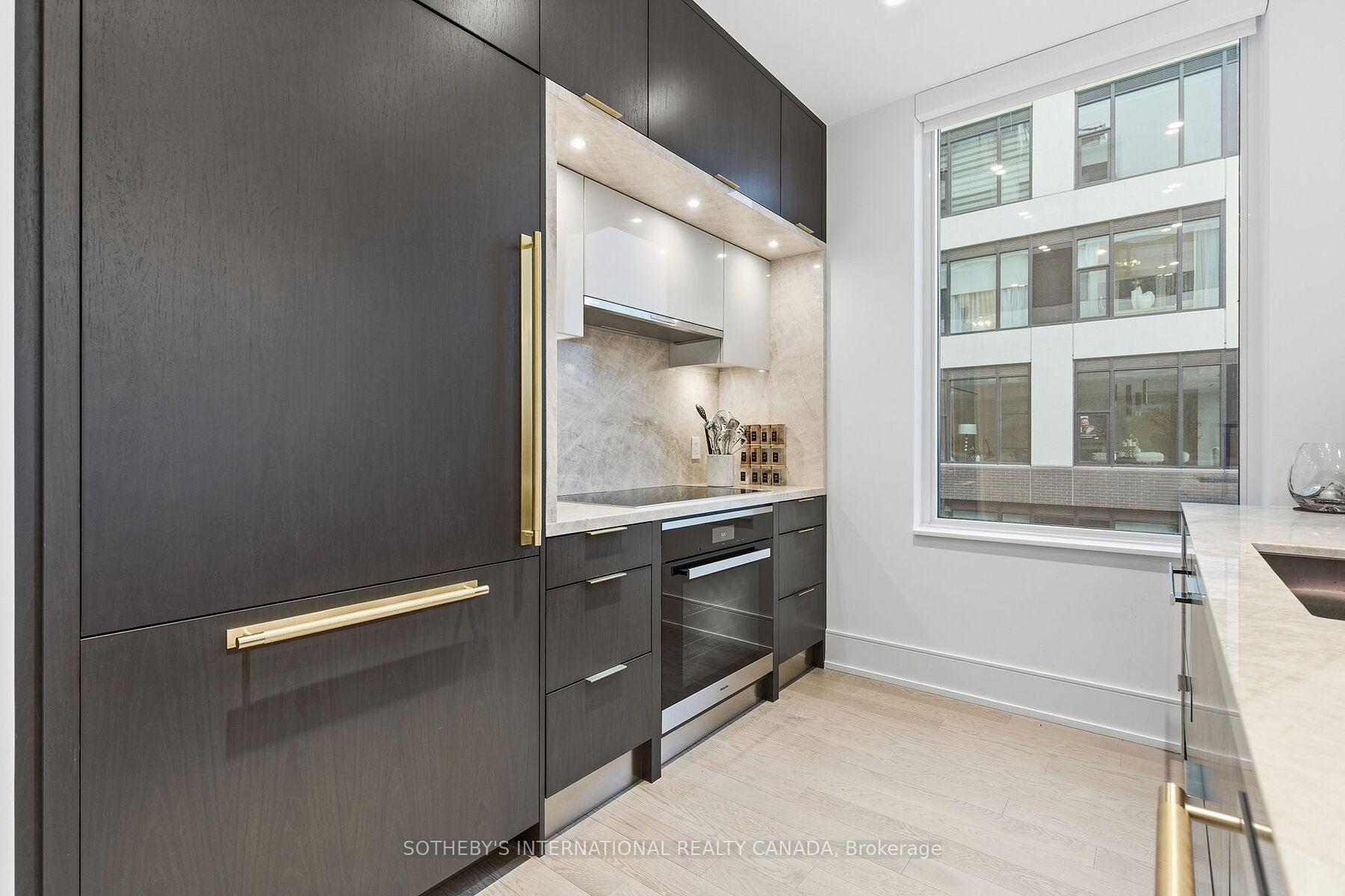 455 Wellington Street W 702