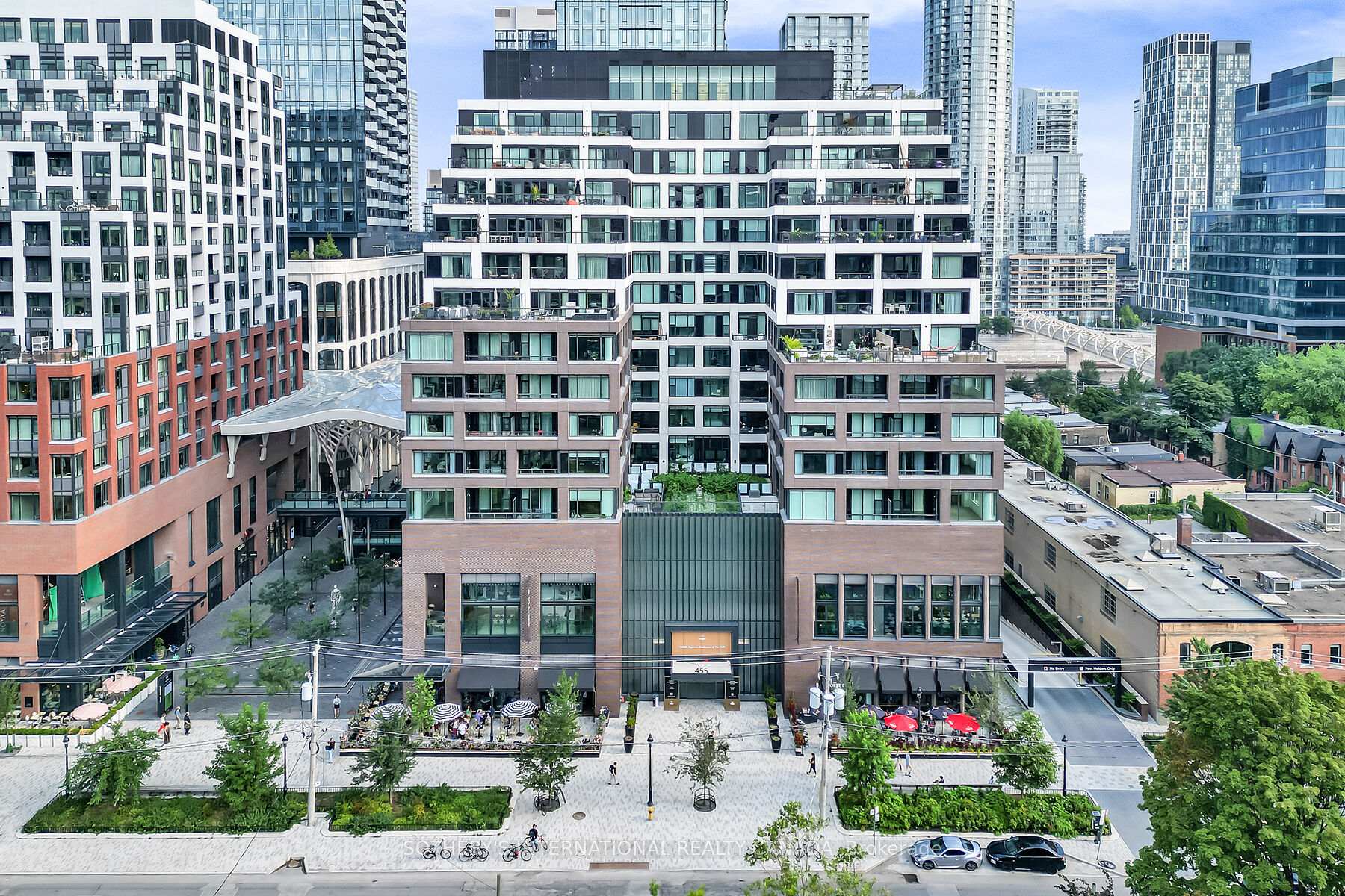 455 Wellington Street W 702