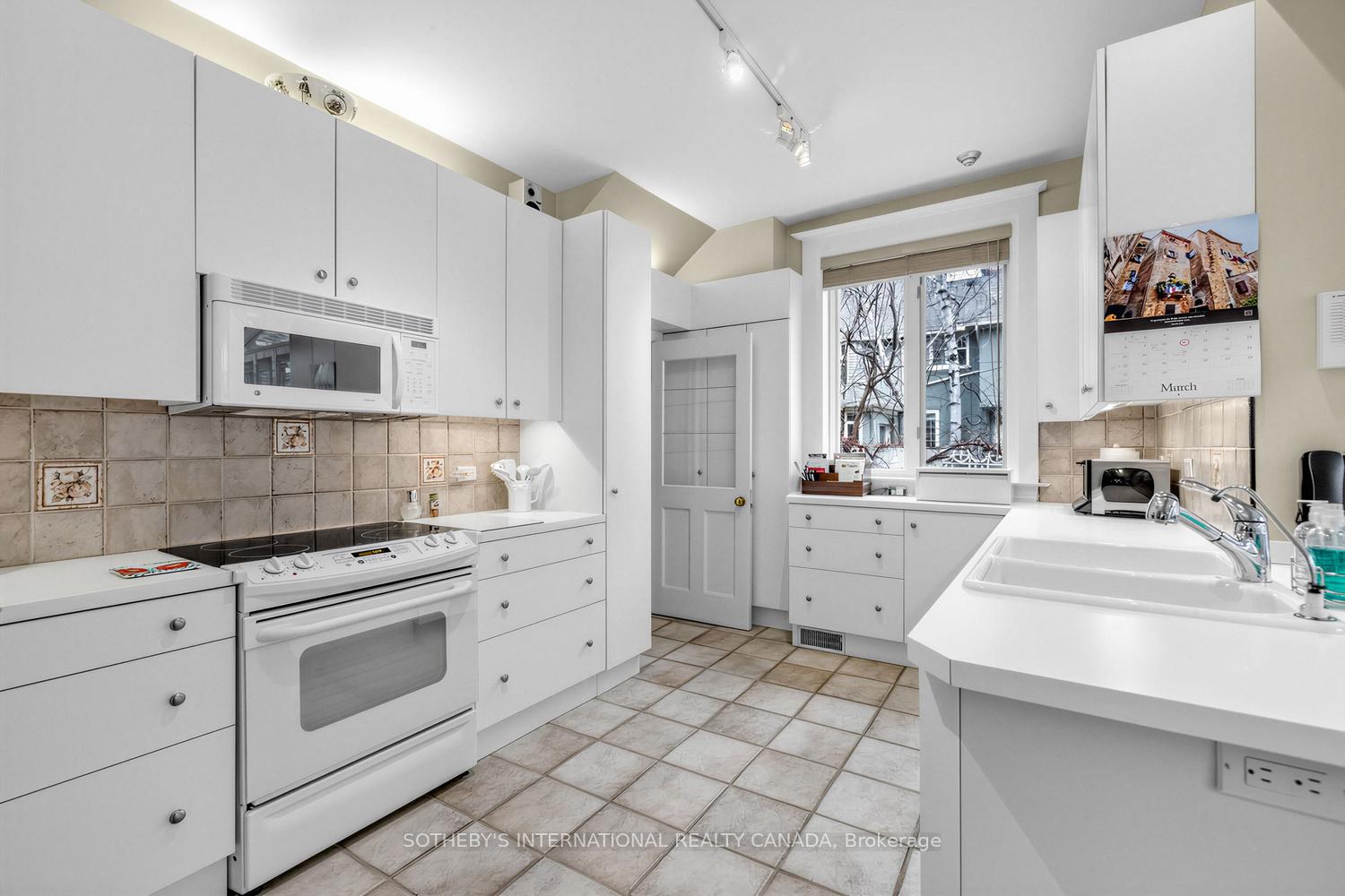 136 Roxborough Drive