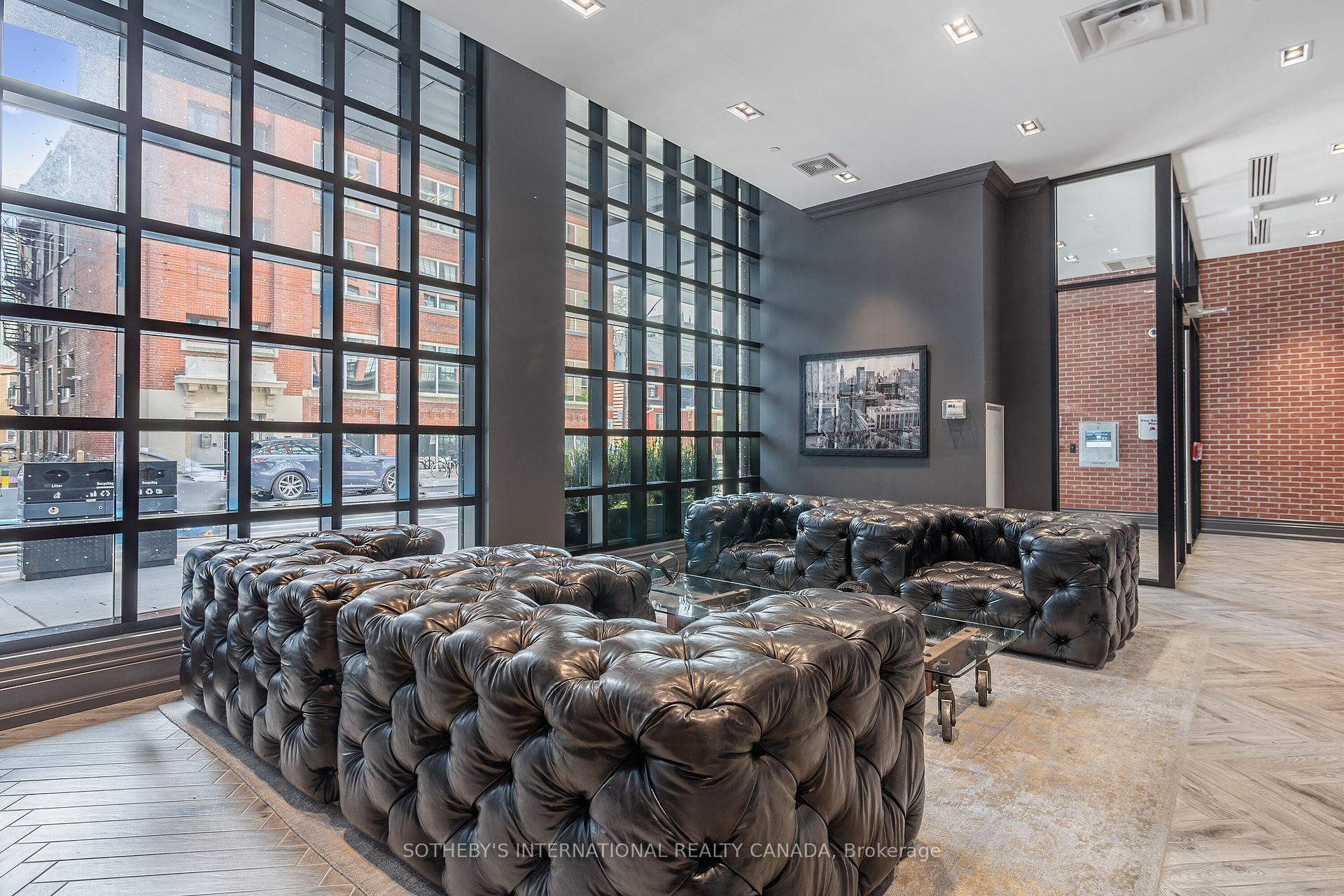 608 Richmond Street W PH01