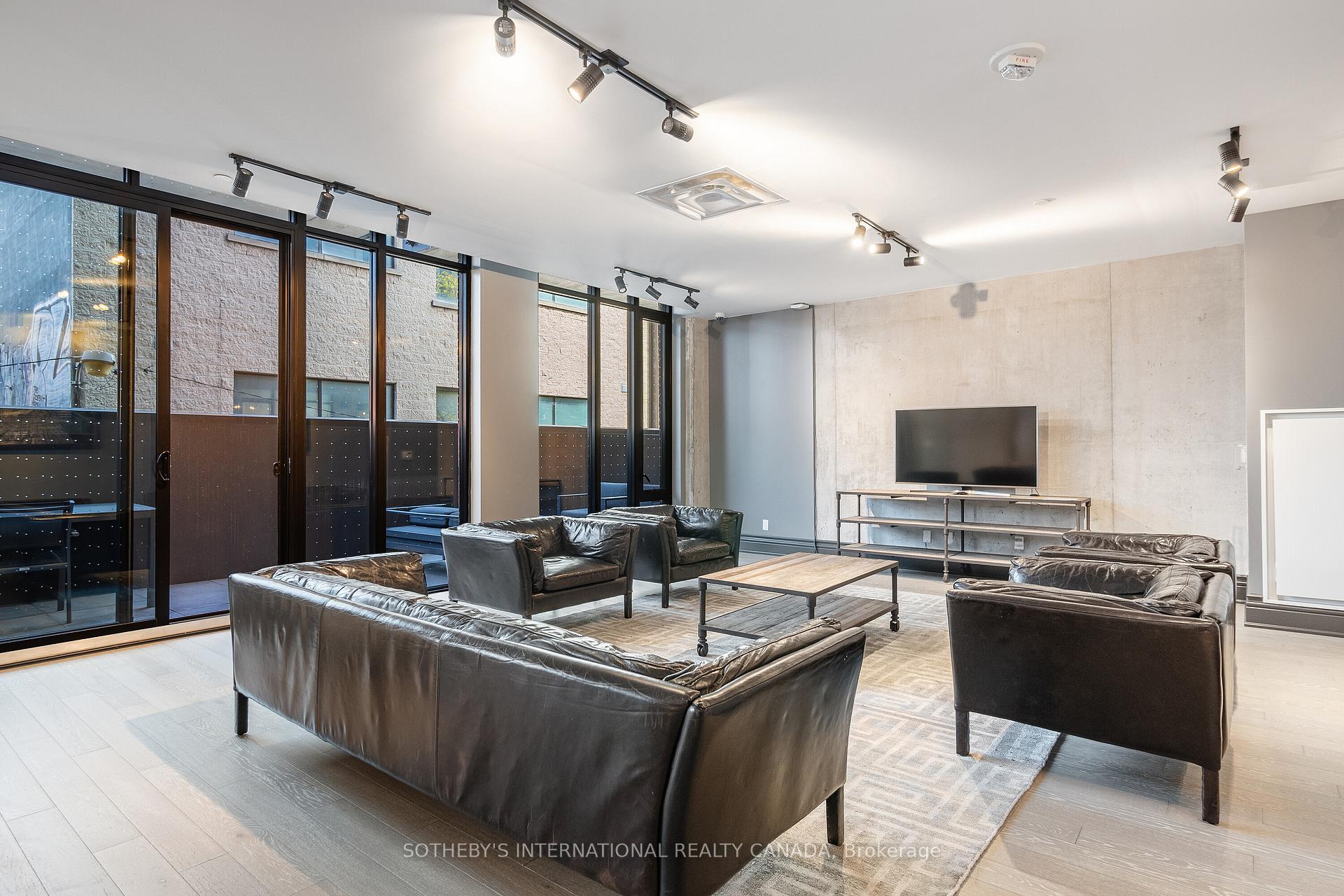 608 Richmond Street W PH01