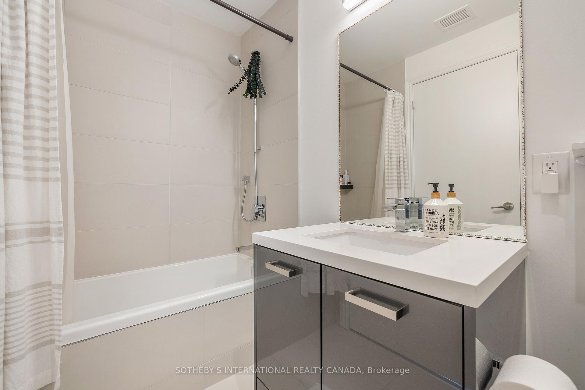 608 Richmond Street W PH01