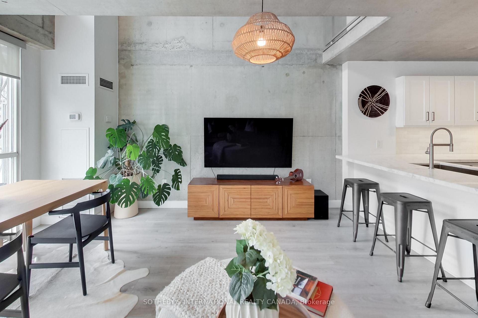 954 King Street W 312