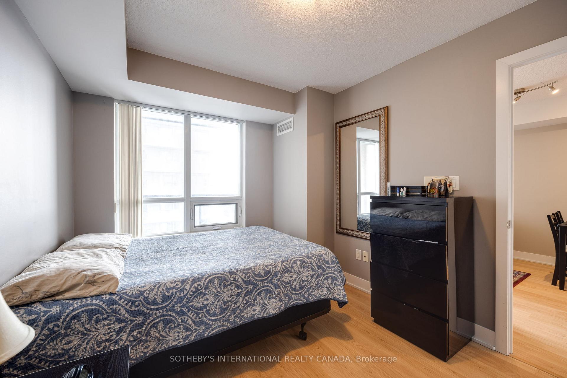 20 Blue Jays Way 1705