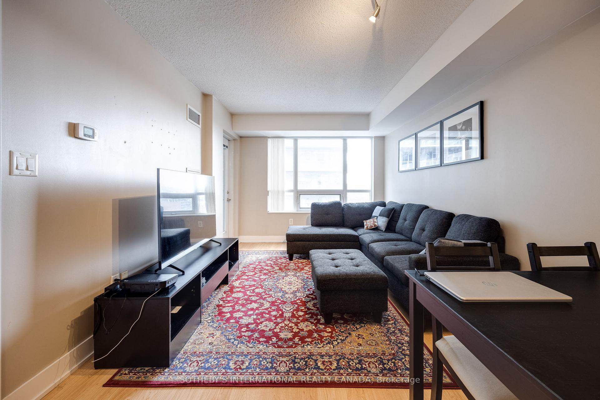 20 Blue Jays Way 1705