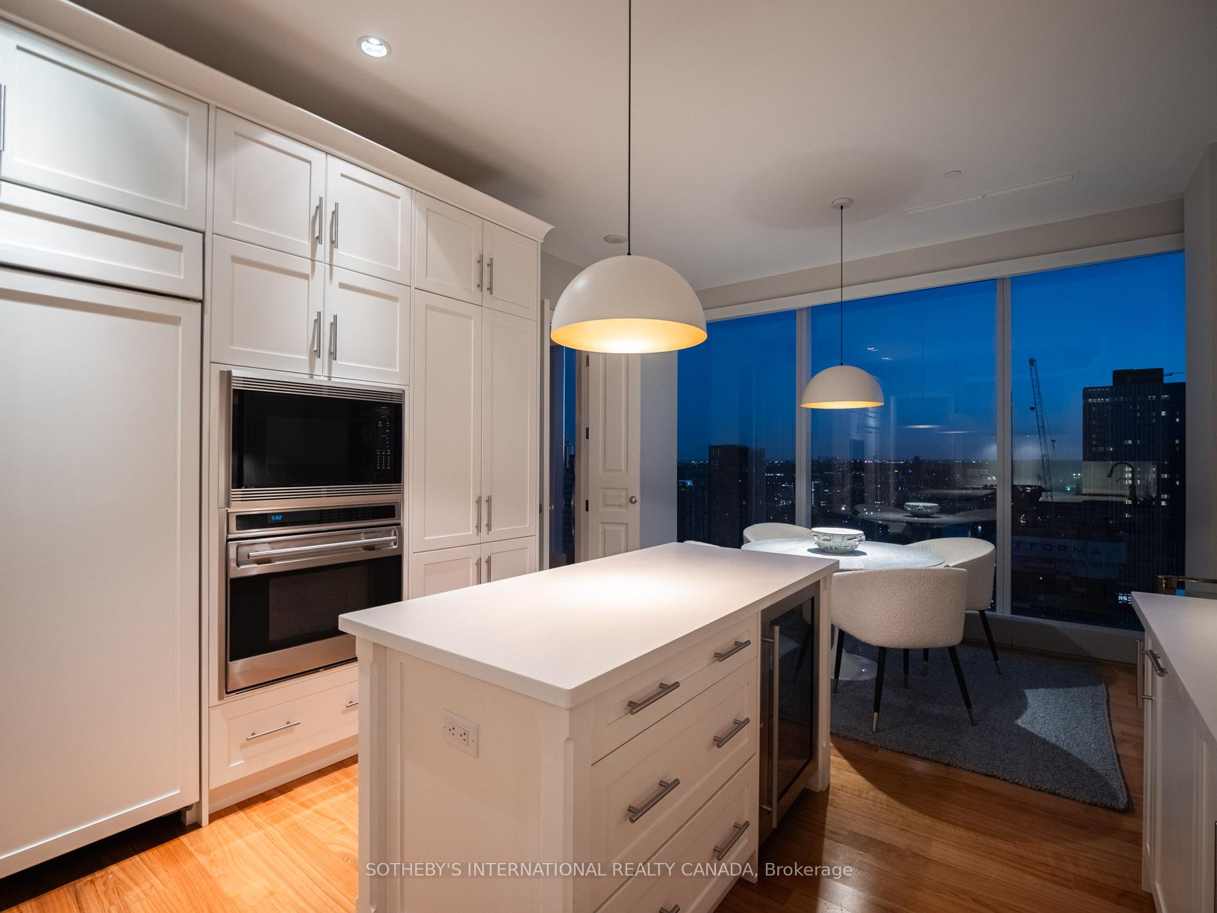 183 Wellington Street W 4301
