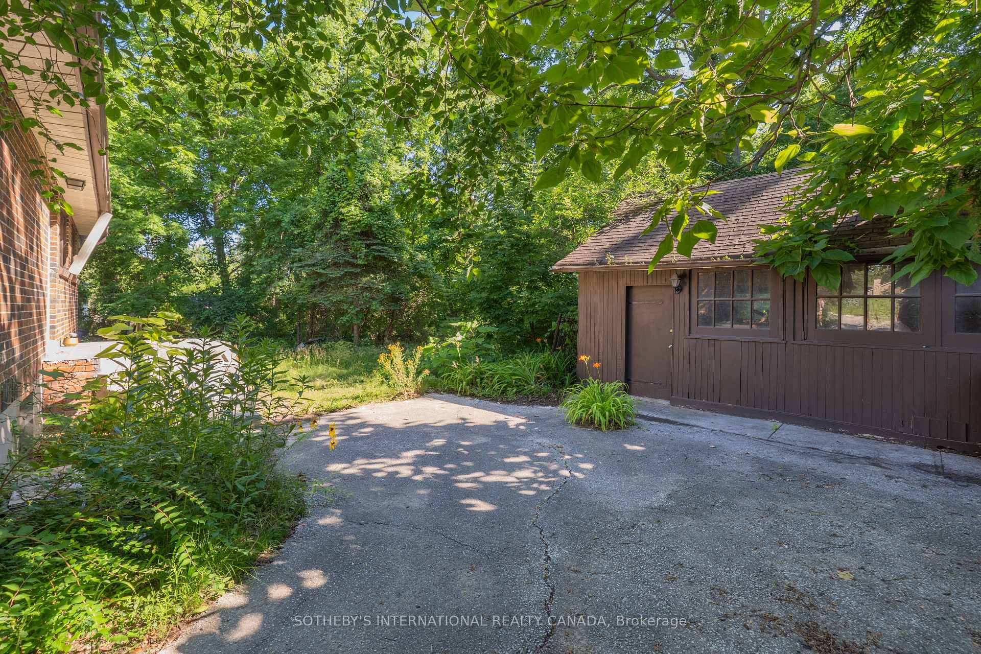 1462 Hurontario Street