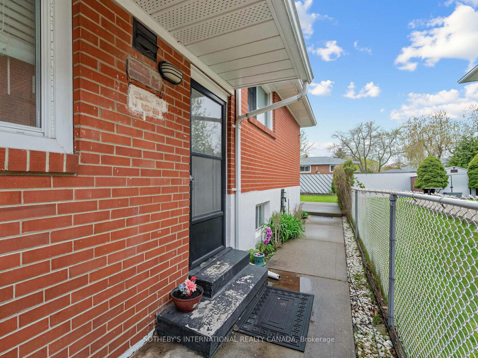 3352 Queen Frederica Drive
