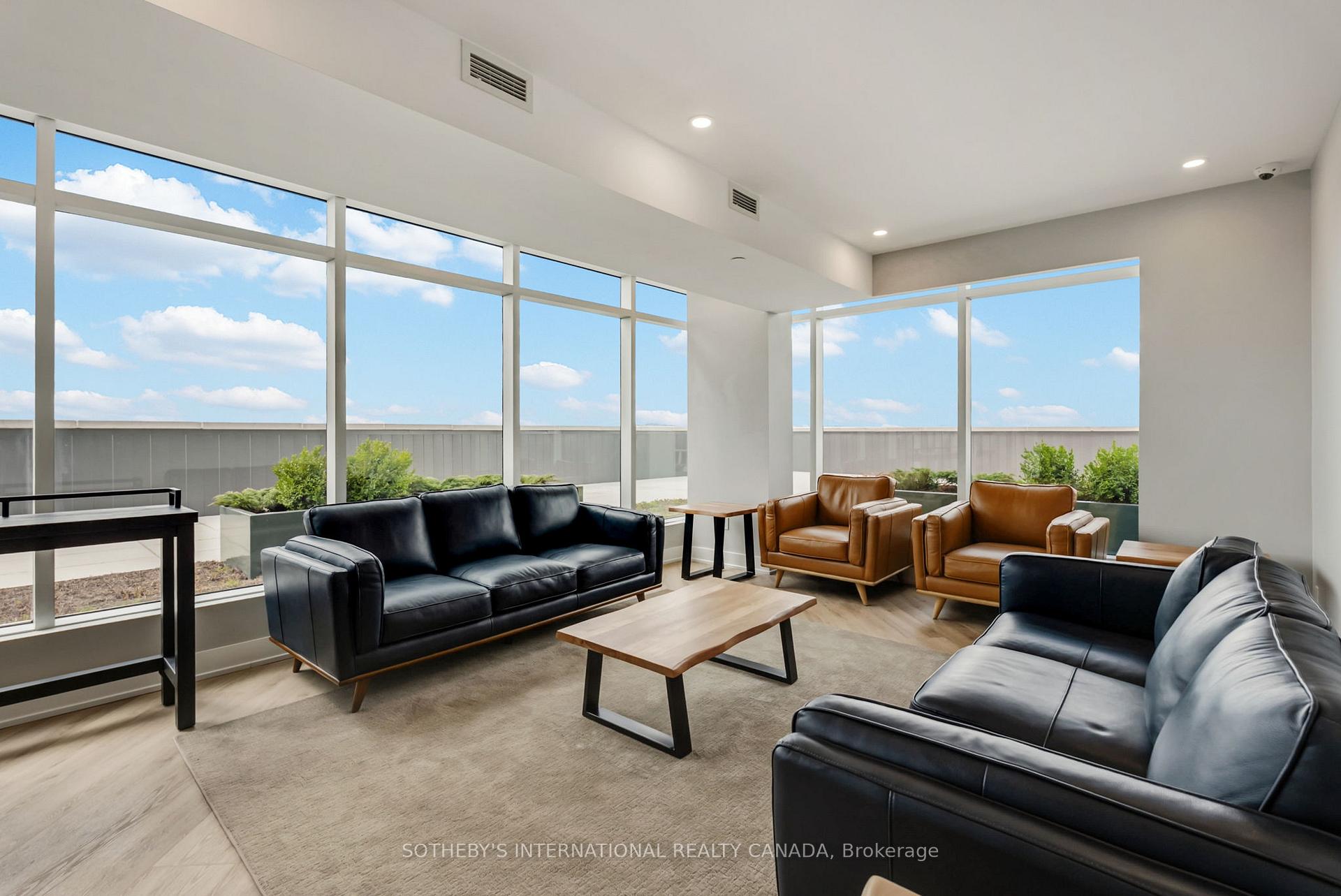 195 HUNTER Street E TH 105