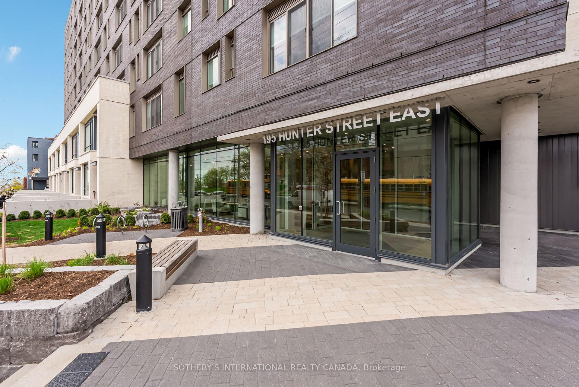 195 HUNTER Street E TH 105