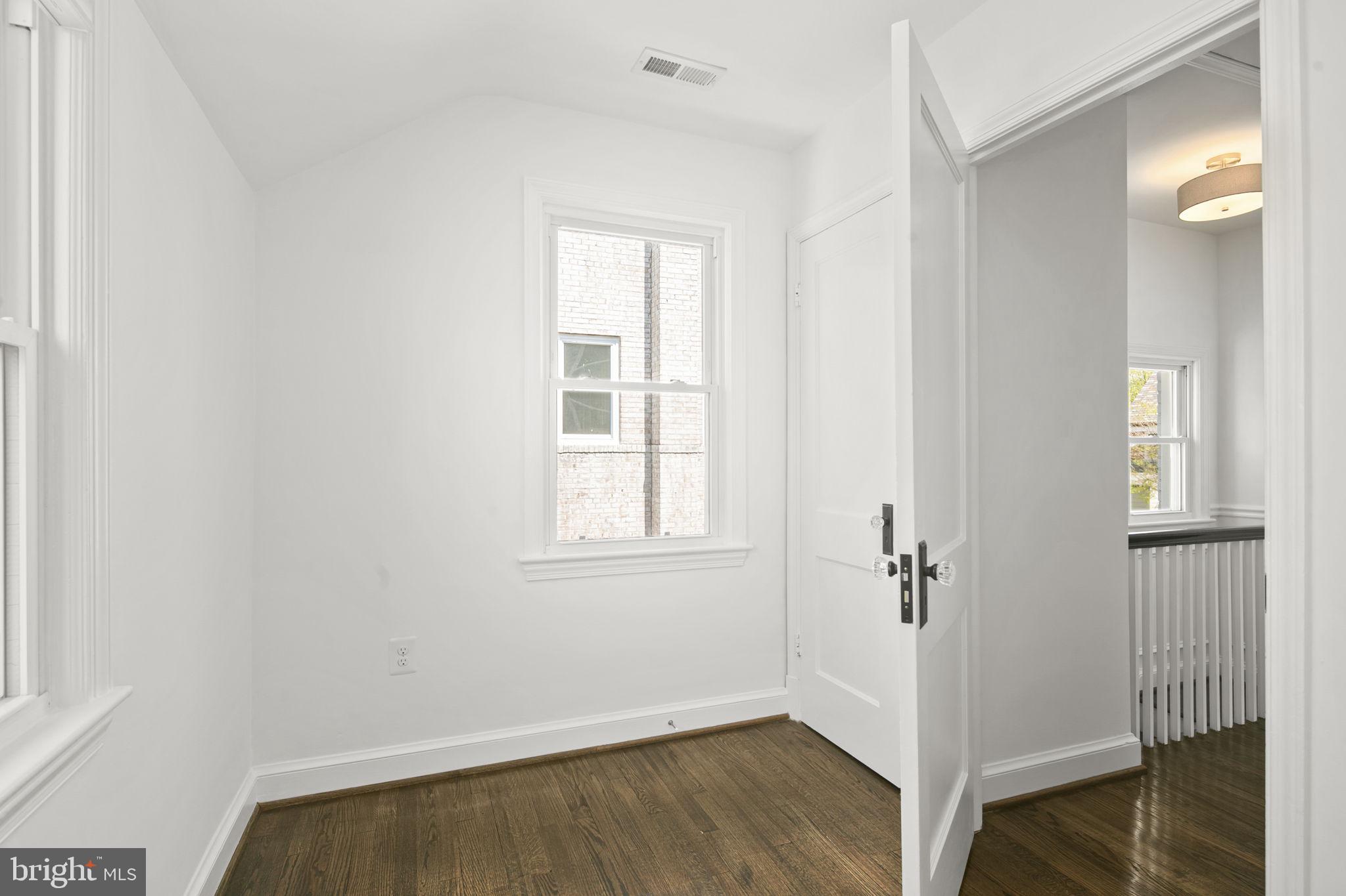 3905 17th Pl NE