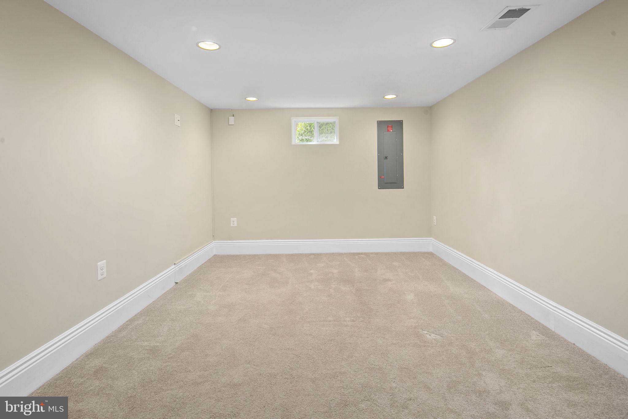 3905 17th Pl NE