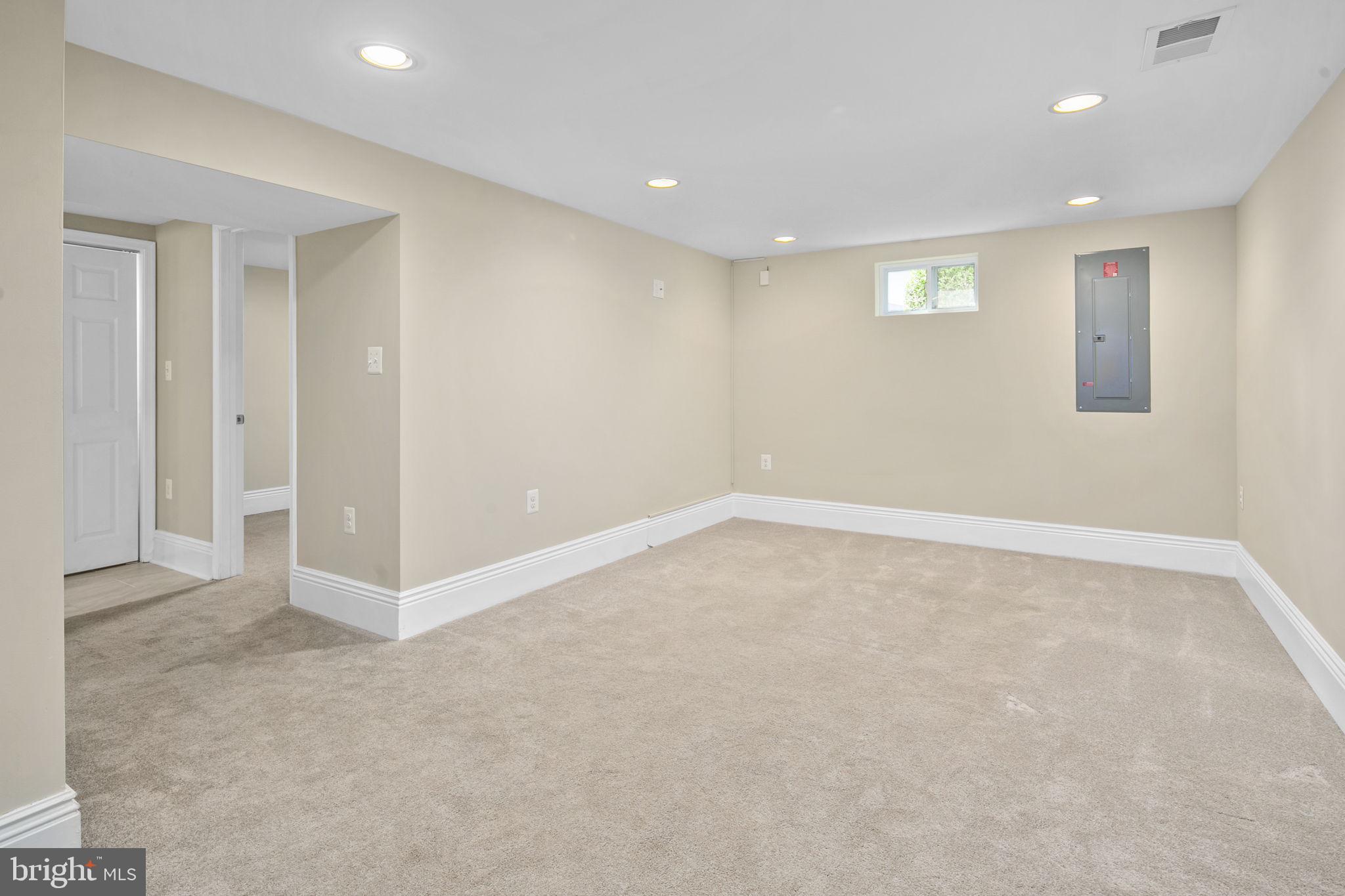 3905 17th Pl NE
