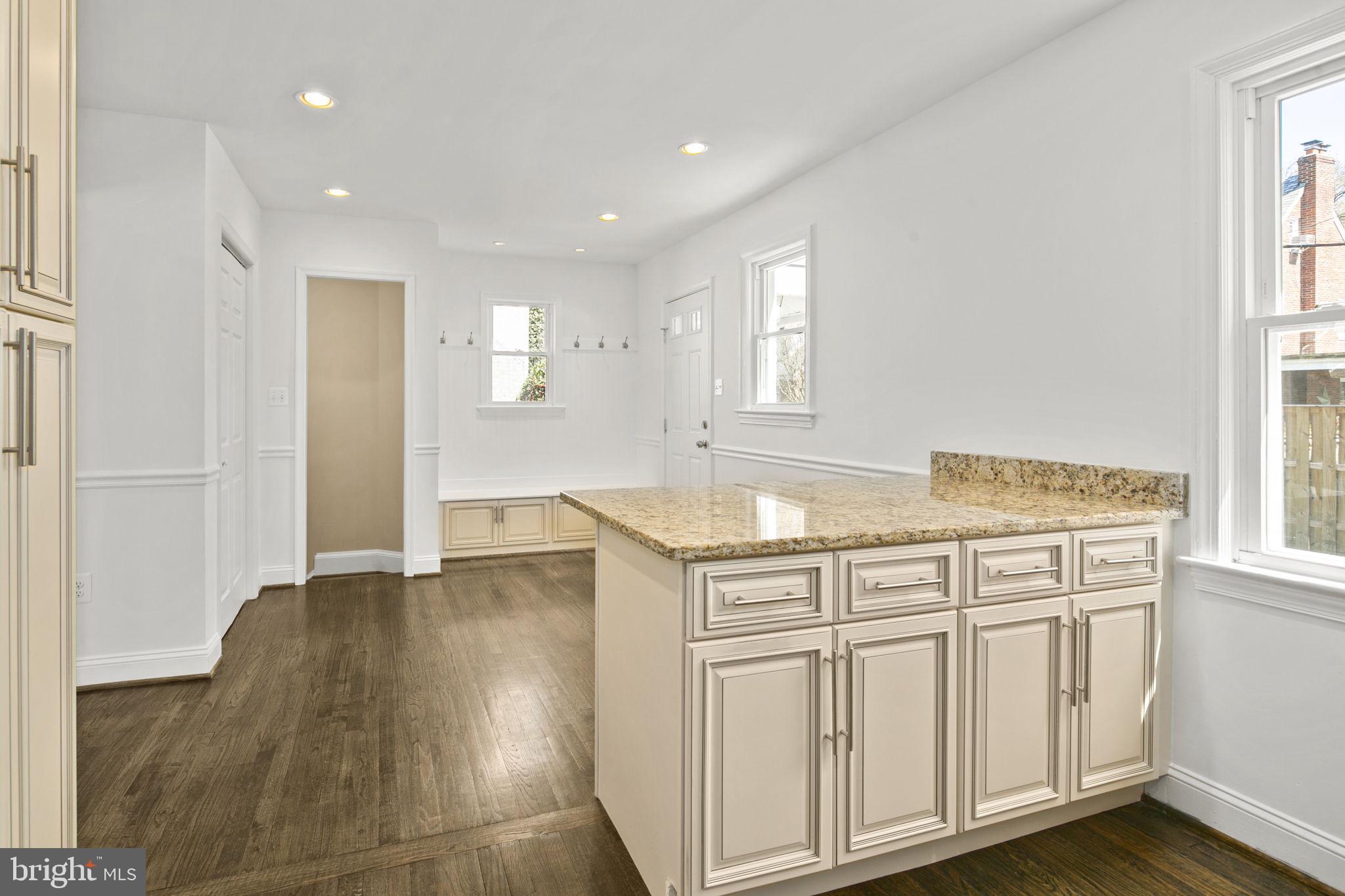 3905 17th Pl NE