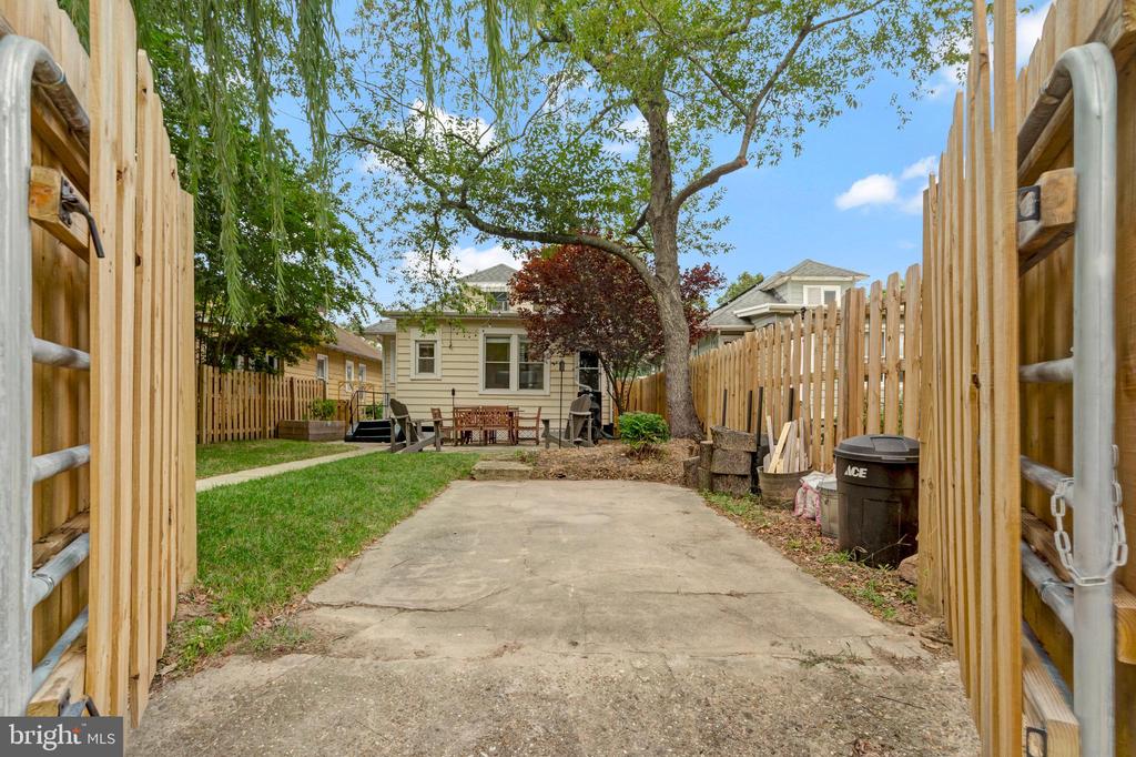 3003 10TH STREET NE