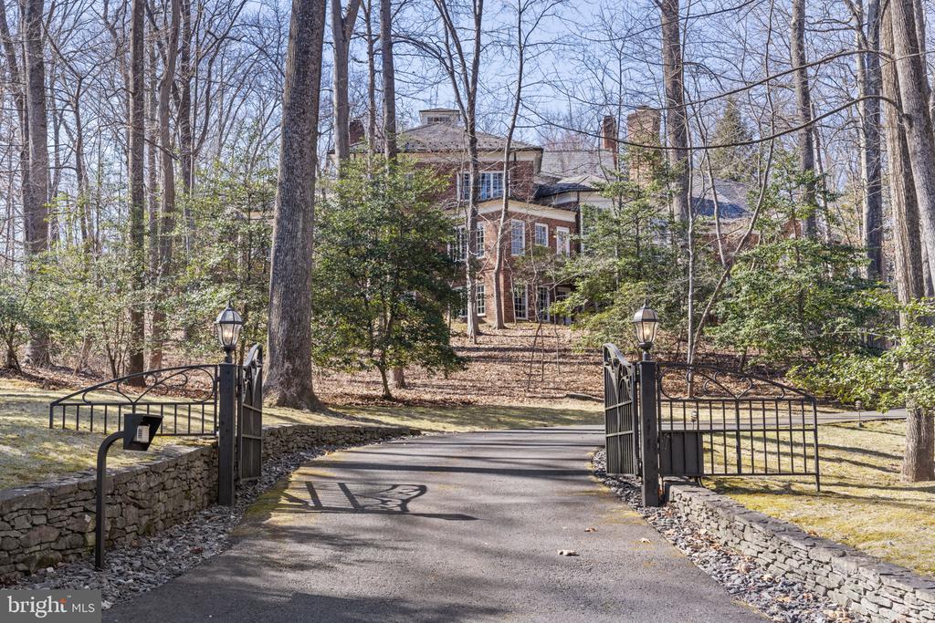 8541 OLD DOMINION DRIVE