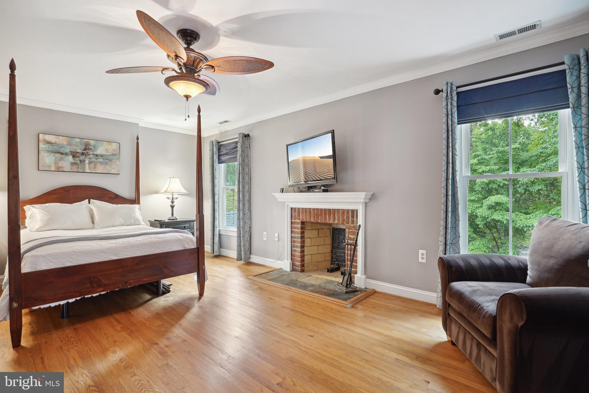 215 Andover Ct NE