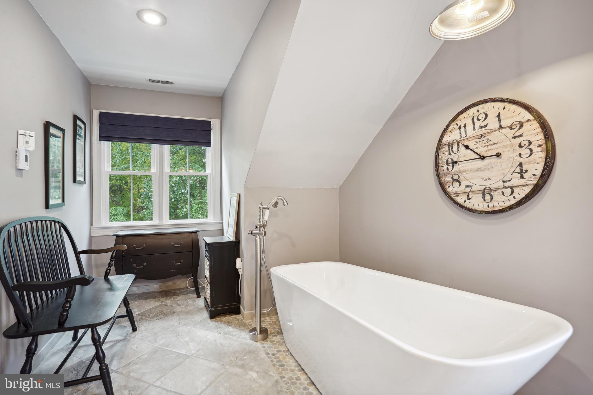 215 Andover Ct NE