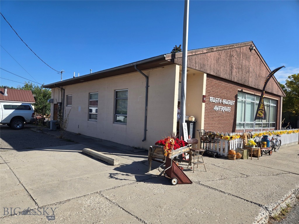 16 E Cedar Street