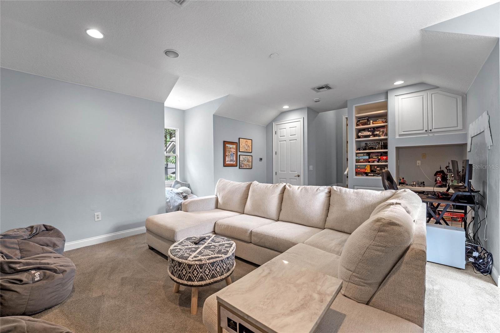 3373 Lakeview Oaks Dr