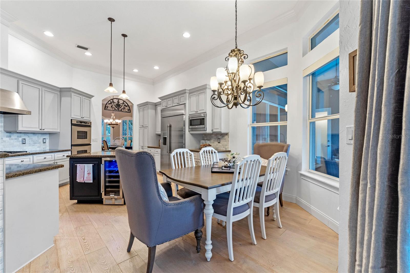 3373 Lakeview Oaks Dr