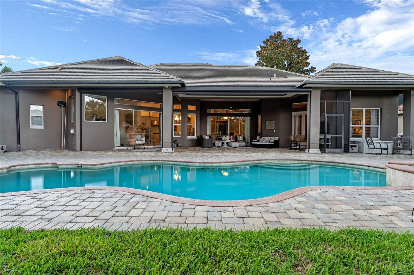 3373 Lakeview Oaks Dr