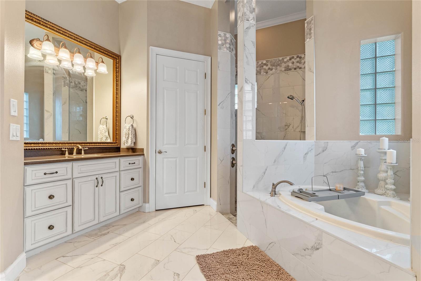 3373 Lakeview Oaks Dr