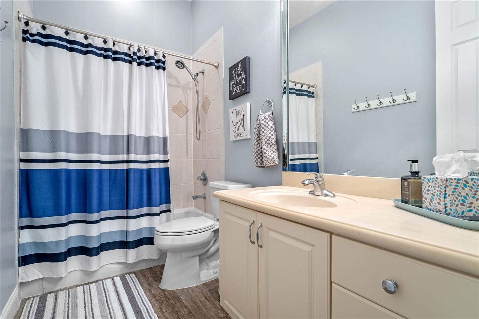 3373 Lakeview Oaks Dr