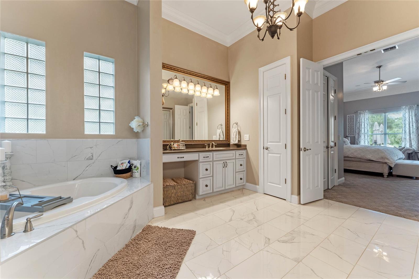 3373 Lakeview Oaks Dr