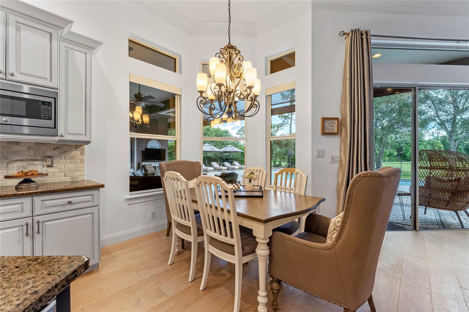 3373 Lakeview Oaks Dr