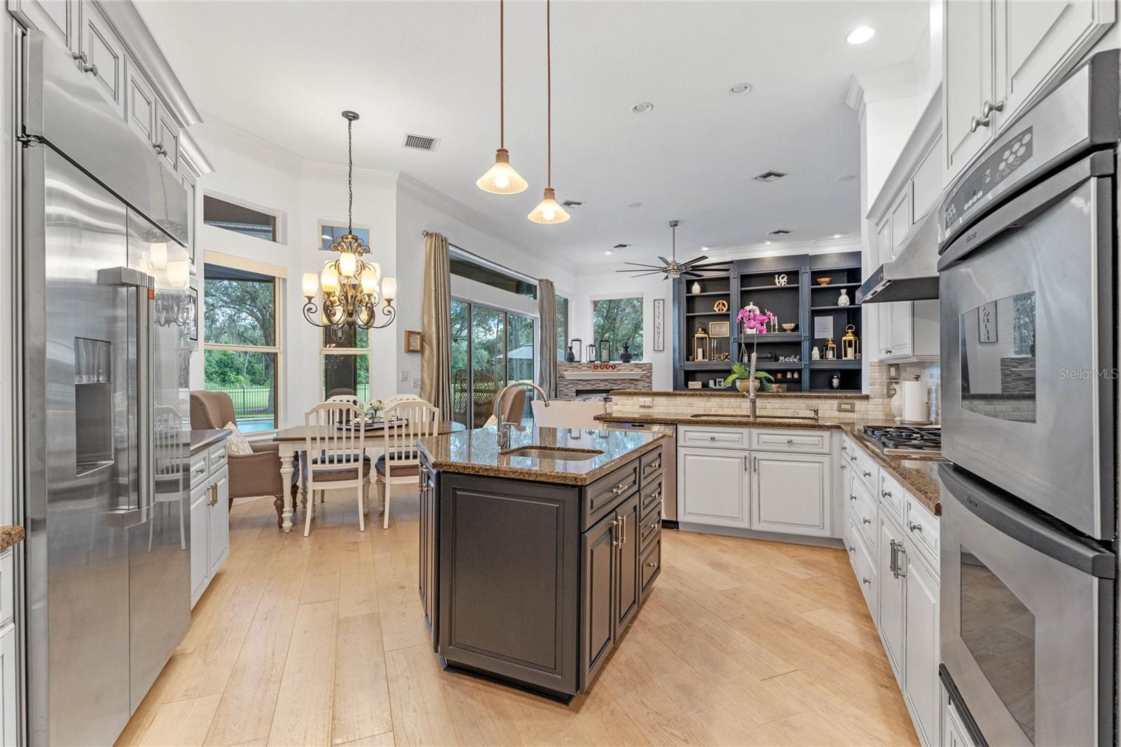 3373 Lakeview Oaks Dr