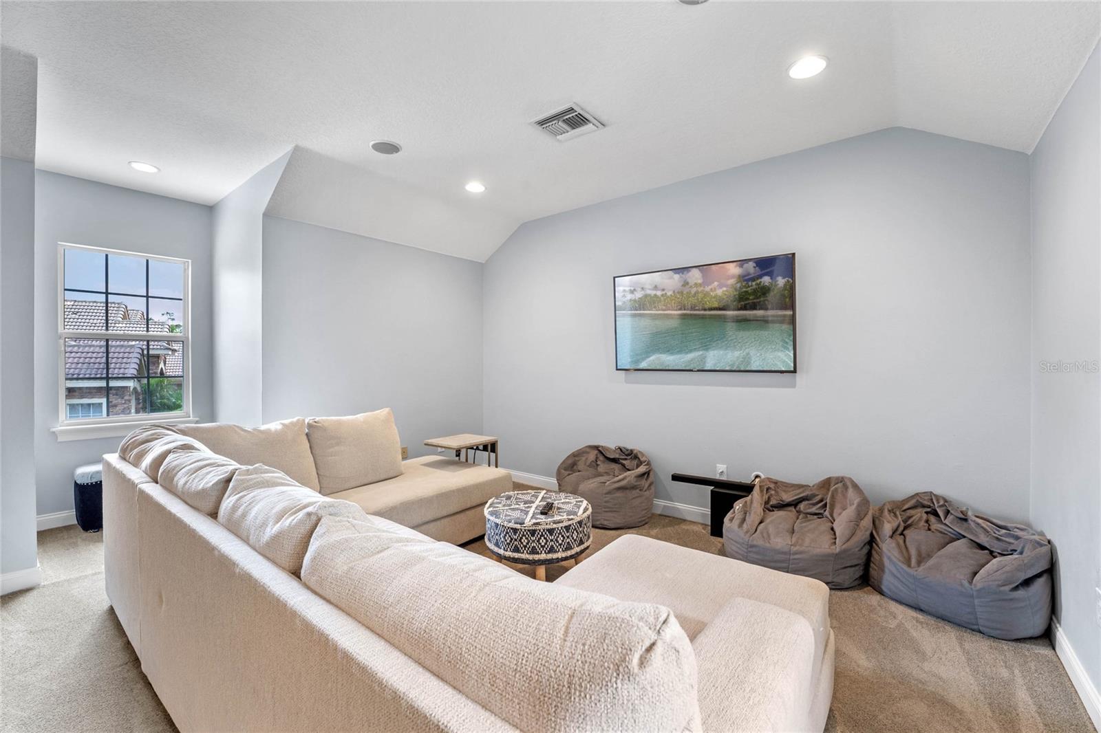 3373 Lakeview Oaks Dr